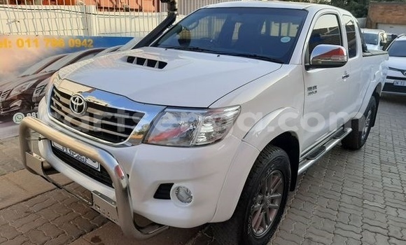 Nunua Ilio tumika Toyota Hilux White Gari ndani ya Bulembu nchini Hhohho