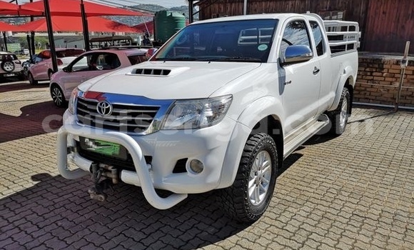 Buy Used Toyota Hilux White Car in Hlatikulu in Shiselweni District Buy Used Toyota Hilux White Car in Hlatikulu in Shiselweni District