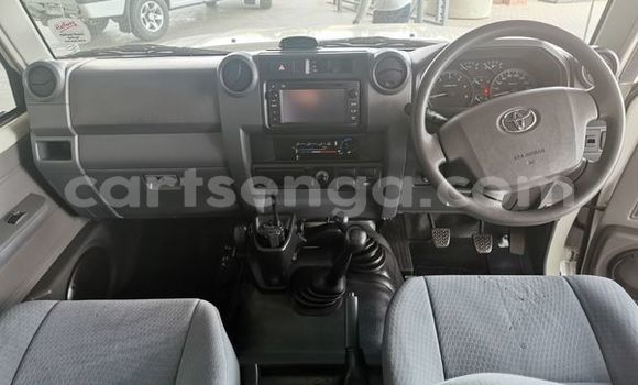 Nunua Ilio tumika Toyota Land Cruiser White Gari ndani ya Ezulwini nchini Hhohho Nunua Ilio tumika Toyota Land Cruiser White Gari ndani ya Ezulwini nchini Hhohho