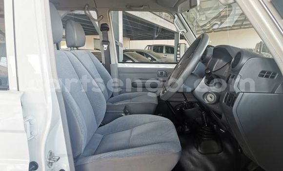 Nunua Ilio tumika Toyota Land Cruiser White Gari ndani ya Ezulwini nchini Hhohho Nunua Ilio tumika Toyota Land Cruiser White Gari ndani ya Ezulwini nchini Hhohho
