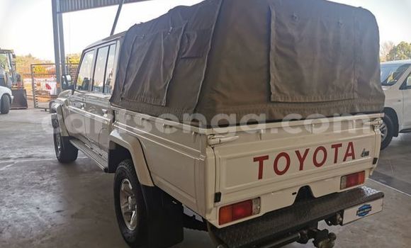Nunua Ilio tumika Toyota Land Cruiser White Gari ndani ya Ezulwini nchini Hhohho Nunua Ilio tumika Toyota Land Cruiser White Gari ndani ya Ezulwini nchini Hhohho