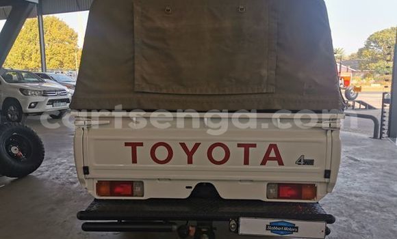 Nunua Ilio tumika Toyota Land Cruiser White Gari ndani ya Ezulwini nchini Hhohho Nunua Ilio tumika Toyota Land Cruiser White Gari ndani ya Ezulwini nchini Hhohho