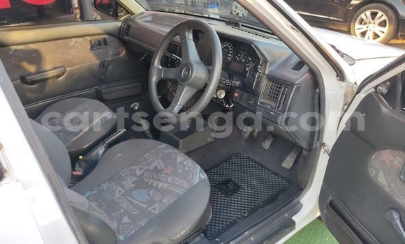 Nunua Ilio tumika Mazda 323 White Gari ndani ya Big Bend nchini Wilaya ya Lubombo Nunua Ilio tumika Mazda 323 White Gari ndani ya Big Bend nchini Wilaya ya Lubombo