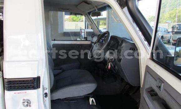 Nunua Ilio tumika Toyota Land Cruiser White Gari ndani ya Ezulwini nchini Hhohho Nunua Ilio tumika Toyota Land Cruiser White Gari ndani ya Ezulwini nchini Hhohho