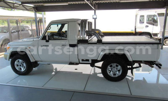 Nunua Ilio tumika Toyota Land Cruiser White Gari ndani ya Ezulwini nchini Hhohho Nunua Ilio tumika Toyota Land Cruiser White Gari ndani ya Ezulwini nchini Hhohho