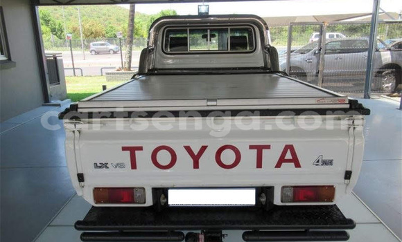 Nunua Ilio tumika Toyota Land Cruiser White Gari ndani ya Ezulwini nchini Hhohho Nunua Ilio tumika Toyota Land Cruiser White Gari ndani ya Ezulwini nchini Hhohho