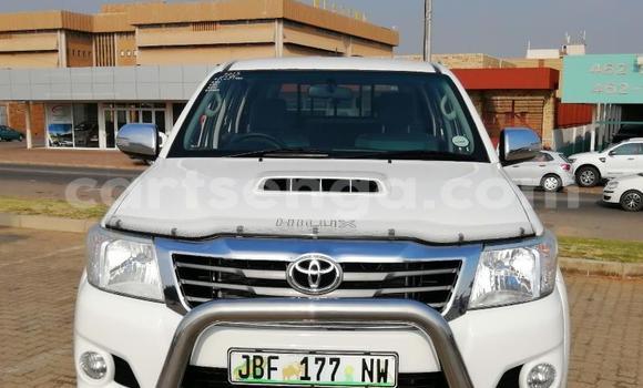 Buy Used Toyota Hilux White Car in Ezulwini in Hhohho Buy Used Toyota Hilux White Car in Ezulwini in Hhohho