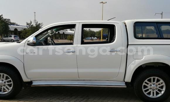 Buy Used Toyota Hilux White Car in Ezulwini in Hhohho Buy Used Toyota Hilux White Car in Ezulwini in Hhohho