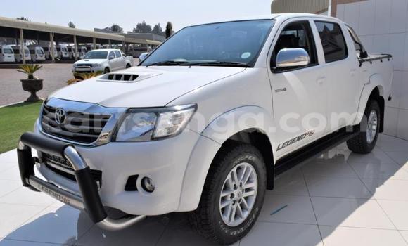 Nunua Ilio tumika Toyota Hilux White Gari ndani ya Bulembu nchini Hhohho
