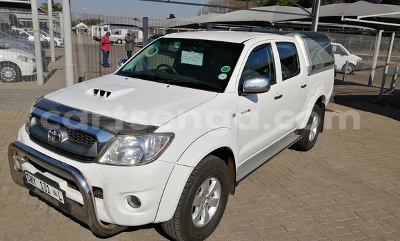 Nunua Ilio tumika Toyota Hilux White Gari ndani ya Mbabane nchini Manzini