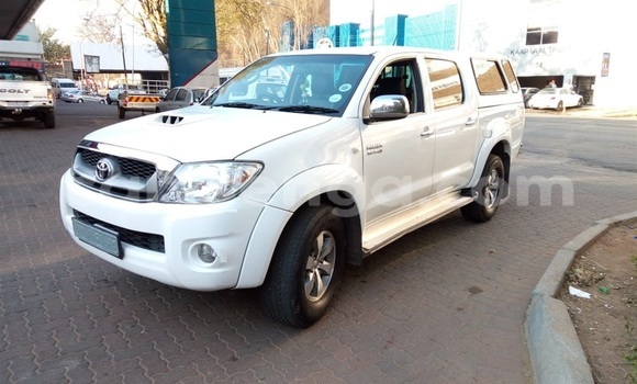 Nunua Ilio tumika Toyota Hilux White Gari ndani ya Mbabane nchini Manzini Nunua Ilio tumika Toyota Hilux White Gari ndani ya Mbabane nchini Manzini