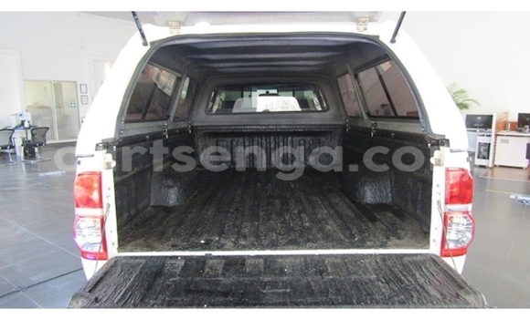 Nunua Ilio tumika Toyota Hilux White Gari ndani ya Mbabane nchini Manzini Nunua Ilio tumika Toyota Hilux White Gari ndani ya Mbabane nchini Manzini