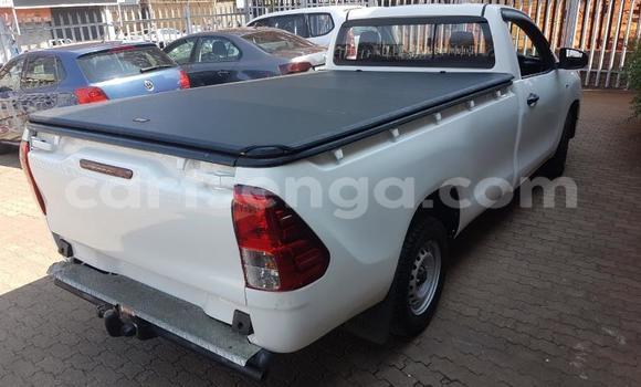Nunua Ilio tumika Toyota Hilux White Gari ndani ya Manzini nchini Manzini Nunua Ilio tumika Toyota Hilux White Gari ndani ya Manzini nchini Manzini