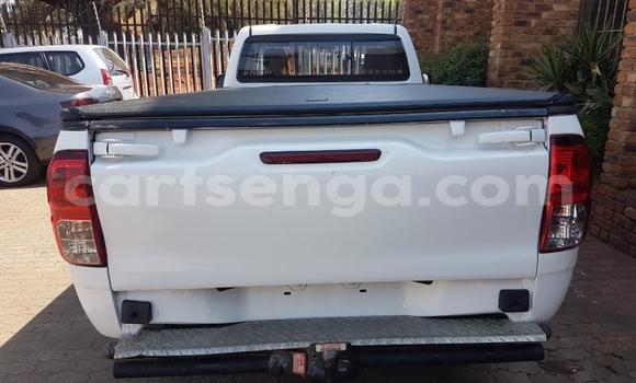 Nunua Ilio tumika Toyota Hilux White Gari ndani ya Manzini nchini Manzini Nunua Ilio tumika Toyota Hilux White Gari ndani ya Manzini nchini Manzini