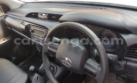 Nunua Ilio tumika Toyota Hilux White Gari ndani ya Manzini nchini Manzini Nunua Ilio tumika Toyota Hilux White Gari ndani ya Manzini nchini Manzini