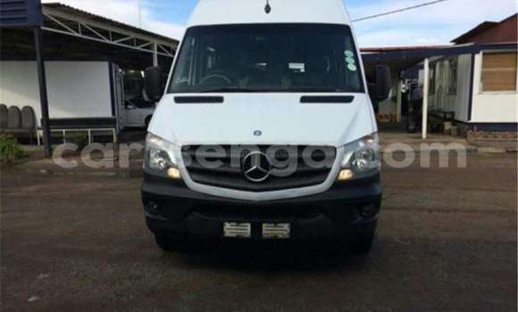 Buy Used Mercedes‒Benz 300CD White Car in Hlatikulu in Shiselweni District Buy Used Mercedes‒Benz 300CD White Car in Hlatikulu in Shiselweni District