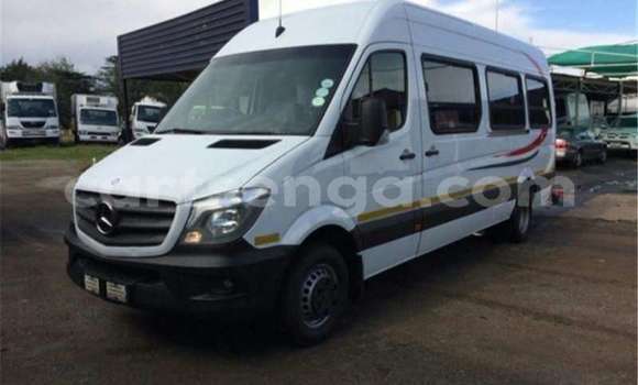 Buy Used Mercedes‒Benz 300CD White Car in Hlatikulu in Shiselweni District Buy Used Mercedes‒Benz 300CD White Car in Hlatikulu in Shiselweni District