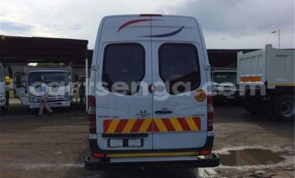 Buy Used Mercedes‒Benz 300CD White Car in Hlatikulu in Shiselweni District Buy Used Mercedes‒Benz 300CD White Car in Hlatikulu in Shiselweni District