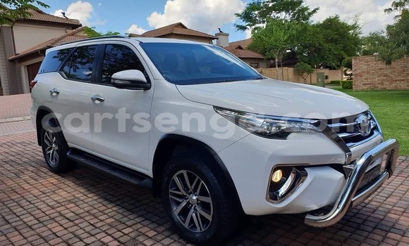 Nunua Ilio tumika Toyota Fortuner White Gari ndani ya Mbabane nchini Manzini