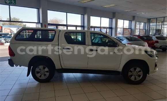 Nunua Ilio tumika Toyota Hilux White Gari ndani ya Ezulwini nchini Hhohho