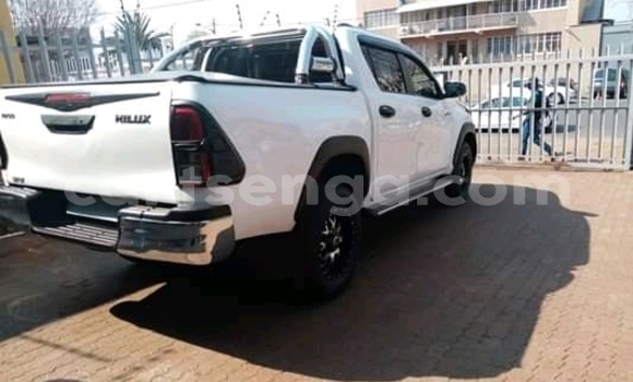 Buy Used Toyota Hilux White Car in Ezulwini in Hhohho Buy Used Toyota Hilux White Car in Ezulwini in Hhohho