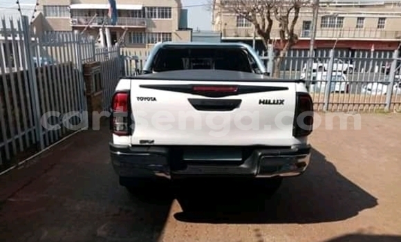 Buy Used Toyota Hilux White Car in Ezulwini in Hhohho Buy Used Toyota Hilux White Car in Ezulwini in Hhohho