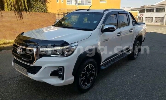 Nunua Ilio tumika Toyota Hilux White Gari ndani ya Manzini nchini Manzini Nunua Ilio tumika Toyota Hilux White Gari ndani ya Manzini nchini Manzini