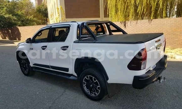 Nunua Ilio tumika Toyota Hilux White Gari ndani ya Manzini nchini Manzini Nunua Ilio tumika Toyota Hilux White Gari ndani ya Manzini nchini Manzini