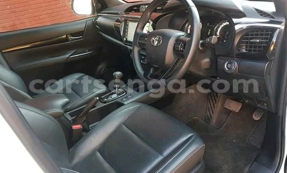 Nunua Ilio tumika Toyota Hilux White Gari ndani ya Manzini nchini Manzini Nunua Ilio tumika Toyota Hilux White Gari ndani ya Manzini nchini Manzini