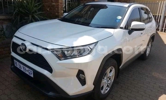 Nunua Ilio tumika Toyota RAV4 White Gari ndani ya Manzini nchini Manzini Nunua Ilio tumika Toyota RAV4 White Gari ndani ya Manzini nchini Manzini