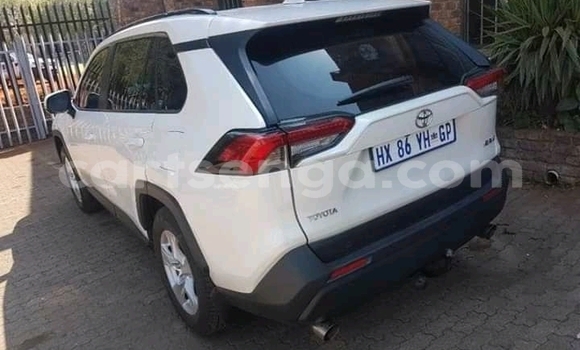Nunua Ilio tumika Toyota RAV4 White Gari ndani ya Manzini nchini Manzini Nunua Ilio tumika Toyota RAV4 White Gari ndani ya Manzini nchini Manzini