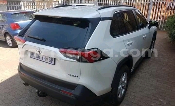Nunua Ilio tumika Toyota RAV4 White Gari ndani ya Manzini nchini Manzini Nunua Ilio tumika Toyota RAV4 White Gari ndani ya Manzini nchini Manzini
