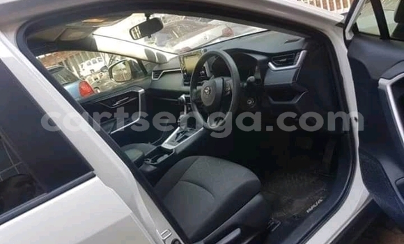 Nunua Ilio tumika Toyota RAV4 White Gari ndani ya Manzini nchini Manzini Nunua Ilio tumika Toyota RAV4 White Gari ndani ya Manzini nchini Manzini