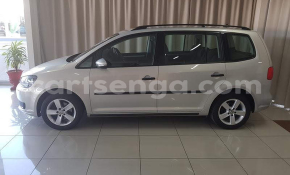 Buy Used Volkswagen Touran Red Car in Mbabane in Manzini Buy Used Volkswagen Touran Red Car in Mbabane in Manzini