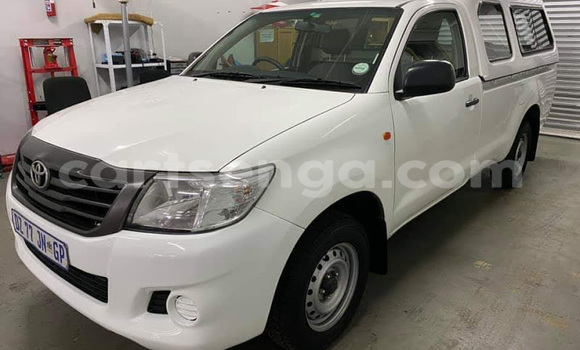 Nunua Ilio tumika Toyota Hilux White Gari ndani ya Mbabane nchini Manzini