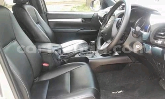 Buy Used Toyota Hilux Silver Car in Ezulwini in Hhohho Buy Used Toyota Hilux Silver Car in Ezulwini in Hhohho