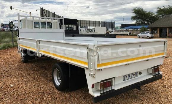 Nunua Ilio tumika Hino 300 Series White Lori ndani ya Hlatikulu nchini Wilaya ya Shiselweni Nunua Ilio tumika Hino 300 Series White Lori ndani ya Hlatikulu nchini Wilaya ya Shiselweni