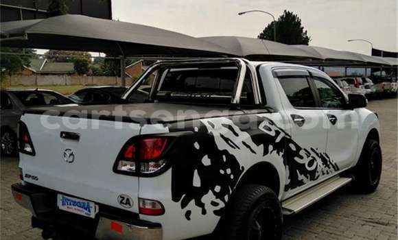 Nunua Ilio tumika Mazda BT-50 White Gari ndani ya Ezulwini nchini Hhohho Nunua Ilio tumika Mazda BT-50 White Gari ndani ya Ezulwini nchini Hhohho