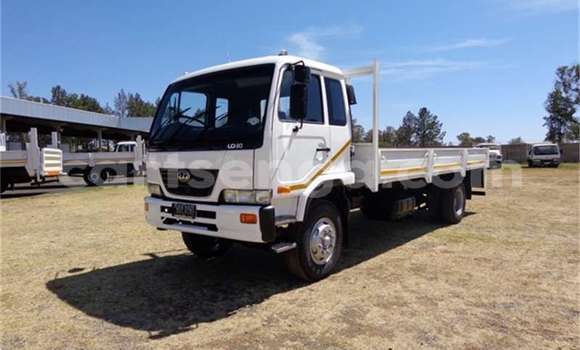 Nunua Ilio tumika Nissan UD White Lori ndani ya Big Bend nchini Lubombo