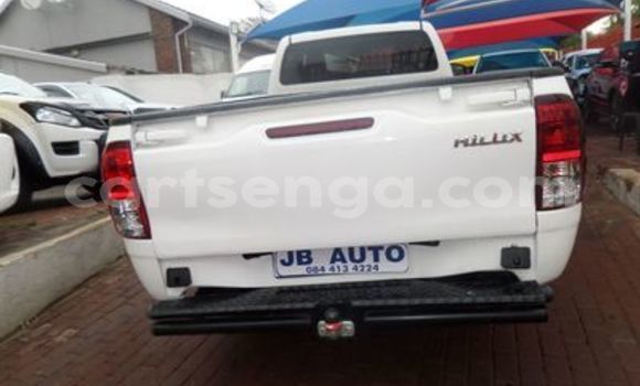 Buy Used Toyota Hilux White Car in Ngwenya in Hhohho Buy Used Toyota Hilux White Car in Ngwenya in Hhohho