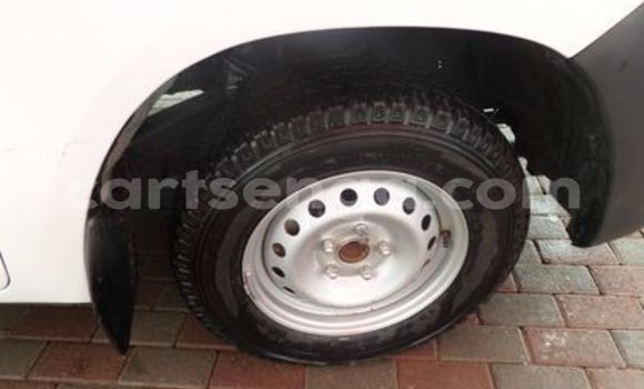 Buy Used Toyota Hilux White Car in Ngwenya in Hhohho Buy Used Toyota Hilux White Car in Ngwenya in Hhohho