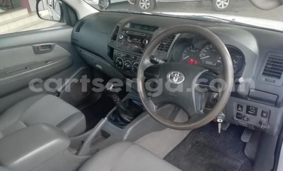 Nunua Ilio tumika Toyota Hilux White Gari ndani ya Mbabane nchini Manzini