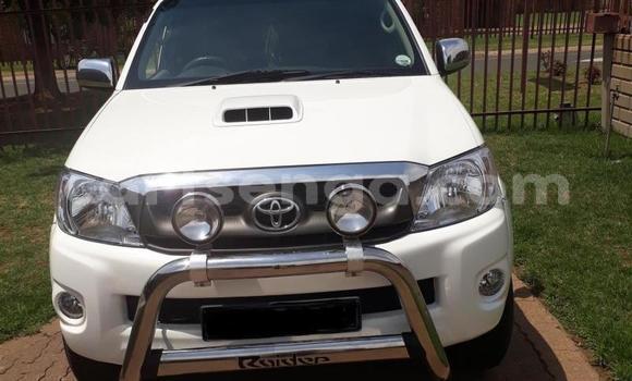 Nunua Ilio tumika Toyota Hilux White Gari ndani ya Manzini nchini Manzini