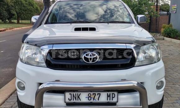 Nunua Ilio tumika Toyota Hilux White Gari ndani ya Big Bend nchini Lubombo