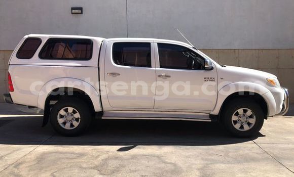 Nunua Ilio tumika Toyota Hilux White Gari ndani ya Manzini nchini Manzini Nunua Ilio tumika Toyota Hilux White Gari ndani ya Manzini nchini Manzini