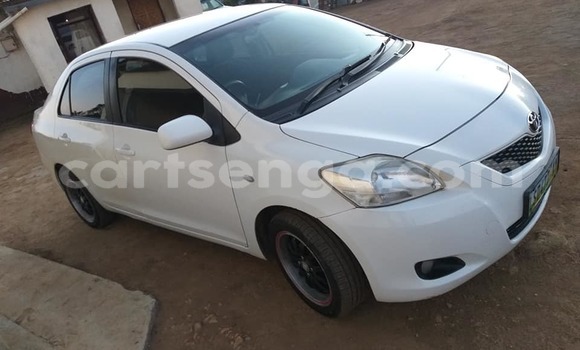 Nunua Ilio tumika Toyota Yaris White Gari ndani ya Manzini nchini Manzini