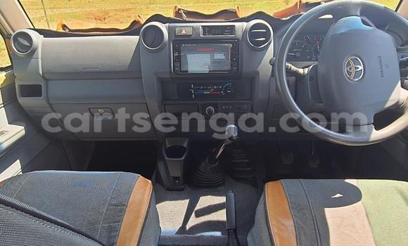 Nunua Ilio tumika Toyota Land Cruiser Beige Gari ndani ya Big Bend nchini Lubombo Nunua Ilio tumika Toyota Land Cruiser Beige Gari ndani ya Big Bend nchini Lubombo