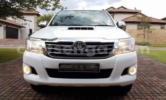 Buy Used Toyota Hilux White Car in Nhlangano in Shiselweni District Buy Used Toyota Hilux White Car in Nhlangano in Shiselweni District