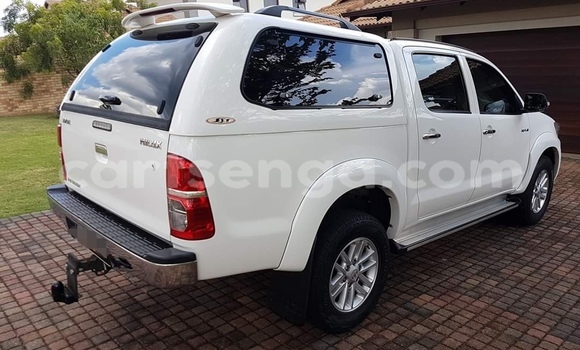Buy Used Toyota Hilux White Car in Nhlangano in Shiselweni District Buy Used Toyota Hilux White Car in Nhlangano in Shiselweni District