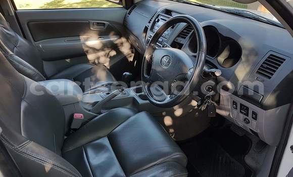 Buy Used Toyota Hilux White Car in Nhlangano in Shiselweni District Buy Used Toyota Hilux White Car in Nhlangano in Shiselweni District